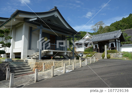 禅定寺　宝物館と仁王門　京都府宇治田原町 107729136