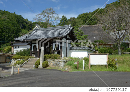 禅定寺 仁王門と本堂 京都府宇治田原町 禅定寺 仁王門と本堂 京都府宇治田原町 107729137