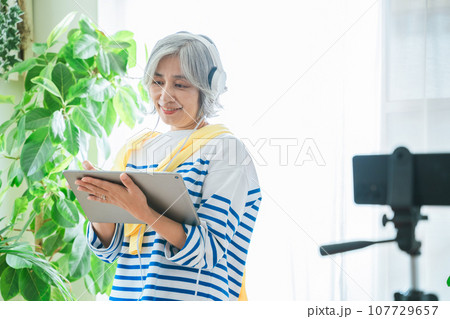 シニア女性 動画撮影 イメージ シニア女性 動画撮影 イメージ 107729657
