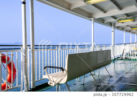 フェリー航海船内風景（展望デッキのベンチ風景） 107729962