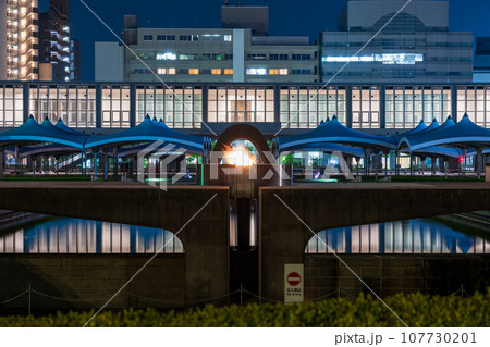 広島平和記念公園内の平和の灯　夜景 107730201