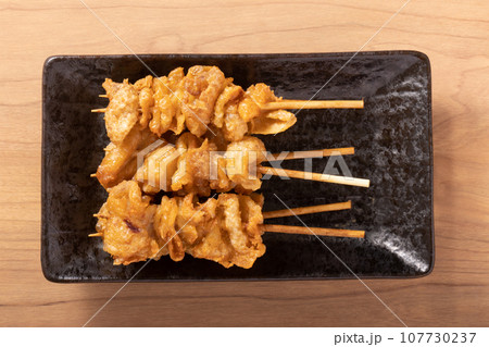 揚げ鶏皮串 107730237