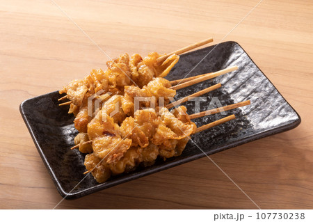 揚げ鶏皮串 揚げ鶏皮串 107730238