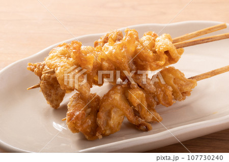 揚げ鶏皮串 107730240
