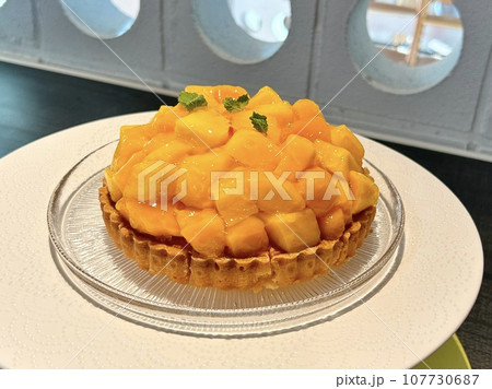 石垣島産の完熟フレッシュマンゴータルト 石垣島産の完熟フレッシュマンゴータルト 107730687