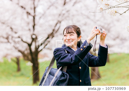 デジカメで写真を撮る女子高生・高校生（エモい・カメラ女子） 107730969