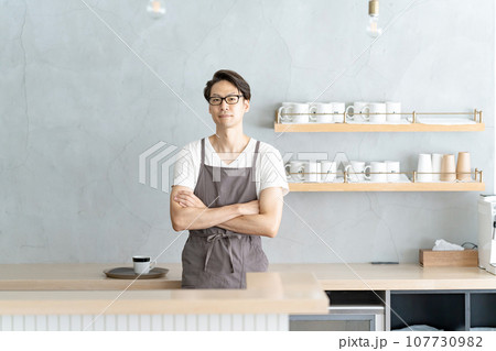 笑顔で腕組みをするカフェ店員 笑顔で腕組みをするカフェ店員 107730982