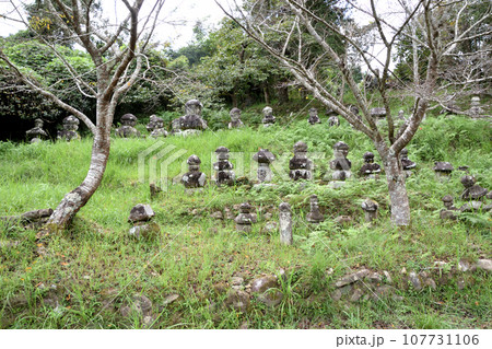 神興寺僧侶の墓石群 107731106