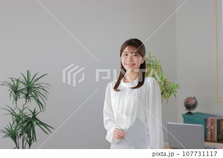 タブレットを持つビジネスウーマン1 107731117