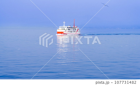 美しい海と青空（潮風の散歩道）　フェリー航海「島原港・熊本港　船旅風景」 107731482
