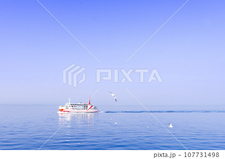 美しい海と青空（潮風の散歩道）　フェリー航海「島原港・熊本港　船旅風景」 107731498
