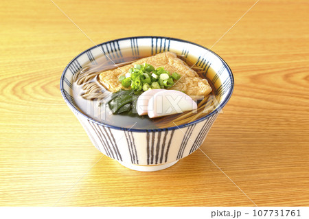 油揚げ、かまぼこ、ワカメ、葱が乗ったきつね蕎麦 油揚げ、かまぼこ、ワカメ、葱が乗ったきつね蕎麦 107731761