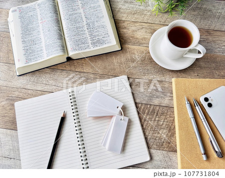 試験勉強　英和辞典と暗記カード 107731804