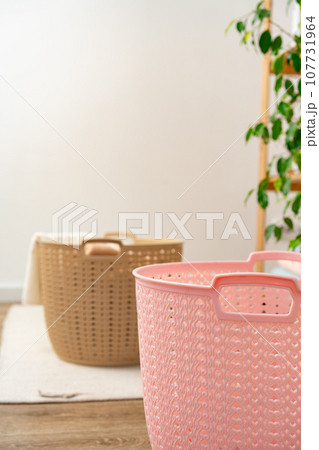 Plastic storage baskets in a bathroom interior 107731964