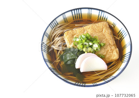油揚げ、かまぼこ、ワカメ、葱が乗ったきつね蕎麦を白背景で俯瞰撮影 油揚げ、かまぼこ、ワカメ、葱が乗ったきつね蕎麦を白背景で俯瞰撮影 107732065