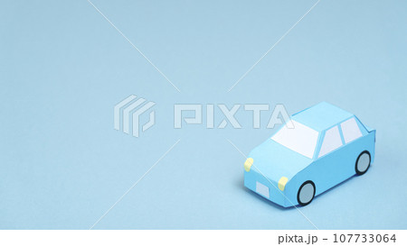車　青い車　コピースペース 107733064