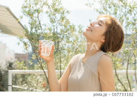 水・白湯・ミネラルウォーター・ぬるま湯を飲むアジア人女性(運動・ヨガ・ダイエット) 水・白湯・ミネラルウォーター・ぬるま湯を飲むアジア人女性(運動・ヨガ・ダイエット) 107733102