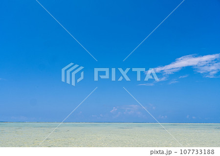 夏空と澄み切った透明で綺麗な海　【沖縄風景】 107733188