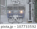 雪の中を走る電車 107733592
