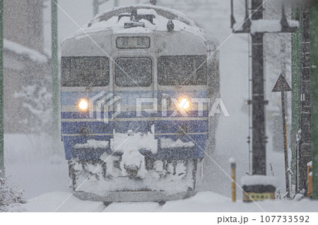 雪の中を走る電車 107733592