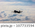 着陸する飛行機 107733594
