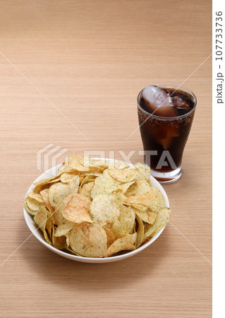 ポテトチップスとコーラ ポテトチップスとコーラ 107733736
