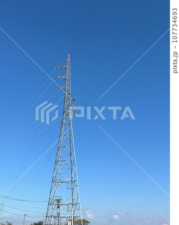 青空と送電塔 107734693