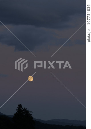 北杜市白州町、月齢13.1、昇ったばかりの九月十四日目の月 107734836