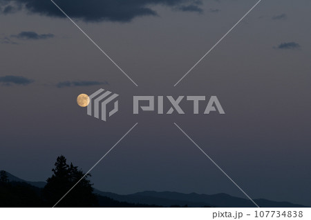 北杜市白州町、月齢13.1、昇ったばかりの九月十四日目の月 107734838