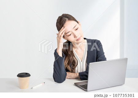 複雑な作業と仕事、頭が痛い。白いシンプルなオフィスの背景 107735301