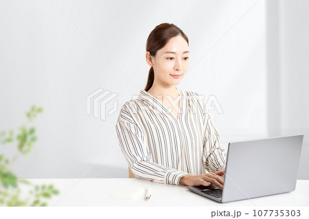 居心地の良い会社、笑顔で働く女性とキャリア。シンプルな白いオフィスの背景 居心地の良い会社、笑顔で働く女性とキャリア。シンプルな白いオフィスの背景 107735303