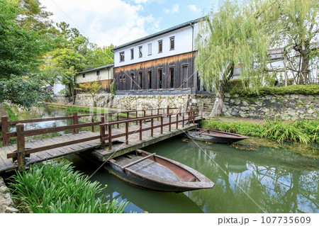 近江八幡市、八幡堀と古い町並み 107735609