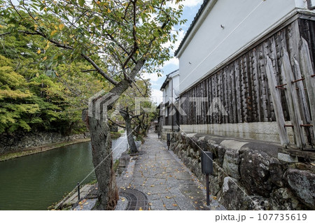 近江八幡市、八幡堀と古い町並み 107735619