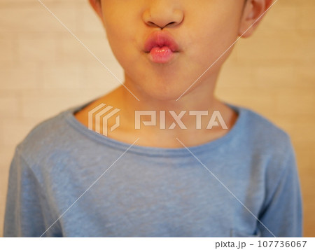 唇を尖らせる男の子 唇を尖らせる男の子 107736067