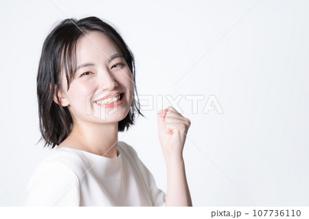 カメラ目線の若い女性　ガッツポーズ 107736110