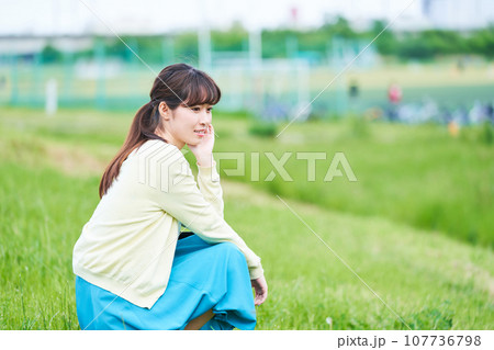 若い女性　青空　公園 107736798