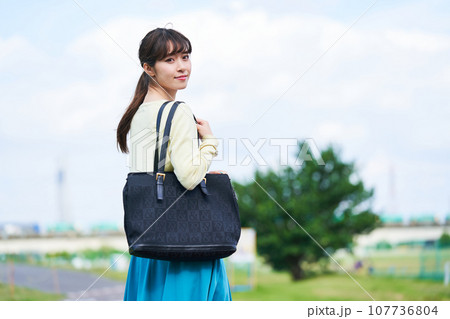 若い女性　青空　公園 107736804