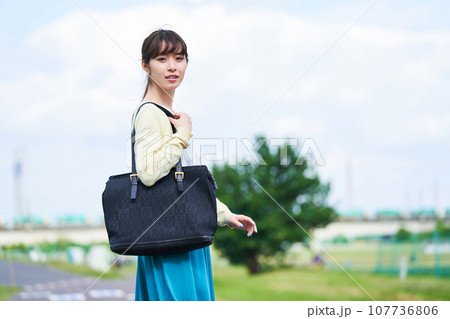 若い女性 青空 公園 若い女性 青空 公園 107736806