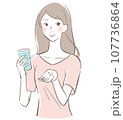 錠剤を飲む女性 錠剤を飲む女性 107736864