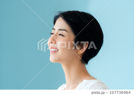 風に吹かれる女性の横顔ポートレート 風に吹かれる女性の横顔ポートレート 107736964