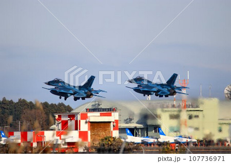 首都防空の要『百里基地』の上空を高機動飛行するF-2ジェット戦闘機 107736971