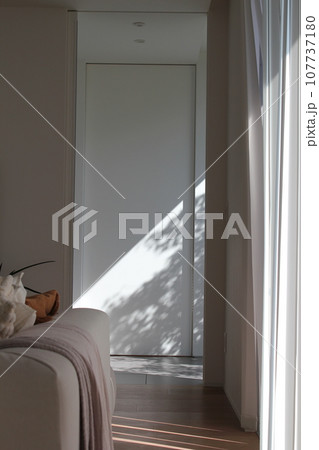 光のさす部屋 光のさす部屋 107737180