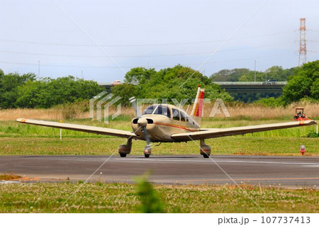 翼は空へ…これより空中散歩に♪ 滑走路へ向かう飛行機『パイパー PA-28』 翼は空へ…これより空中散歩に♪ 滑走路へ向かう飛行機『パイパー PA-28』 107737413
