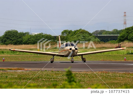 翼は空へ…これより空中散歩に♪　滑走路へ向かう飛行機『パイパー PA-28』 107737415