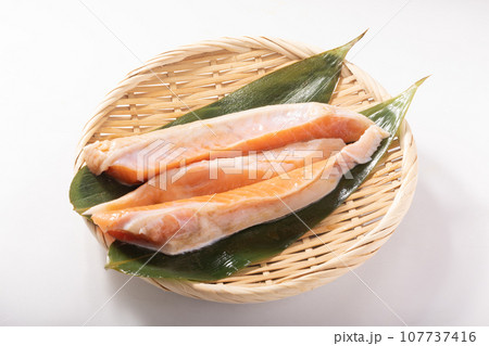 [チリ産　養殖　解凍]　銀鮭ハラス 107737416