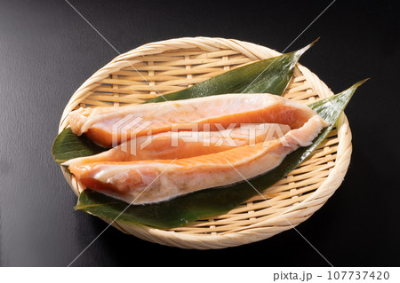 [チリ産　養殖　解凍]　銀鮭ハラス 107737420