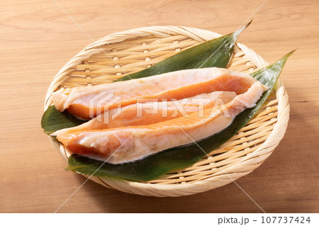 [チリ産　養殖　解凍]　銀鮭ハラス 107737424