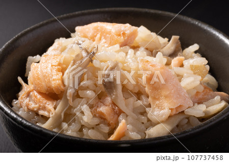 鮭ハラスと舞茸の炊き込みご飯 107737458