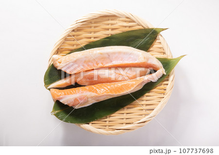 [チリ産　養殖　解凍]　銀鮭ハラス 107737698
