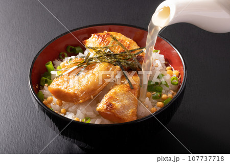 銀鮭ハラスのカリカリ皮茶漬け 銀鮭ハラスのカリカリ皮茶漬け 107737718